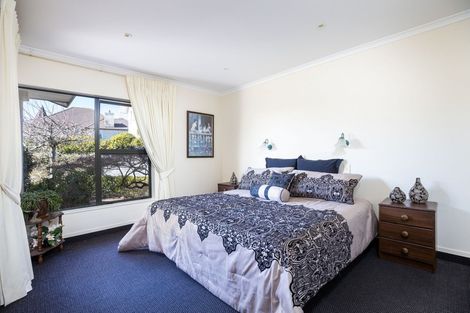 Photo of property in 22 Kinross Drive, Merrilands, New Plymouth, 4312