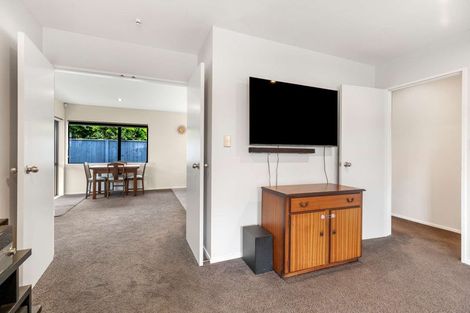 Photo of property in 17 Woburn Place, Takaro, Palmerston North, 4412