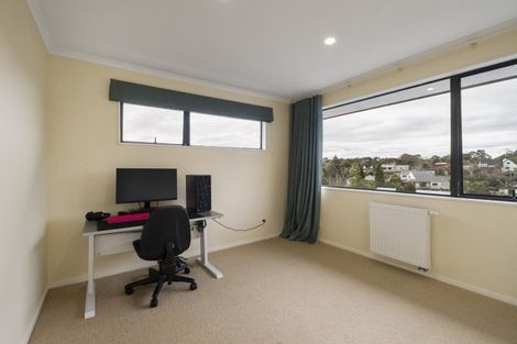Photo of property in 35 Springdale Grove, Fitzherbert, Palmerston North, 4410