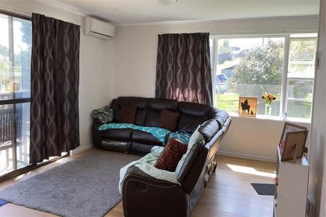 Photo of property in 7 Hueglow Rise, West Harbour, Auckland, 0618