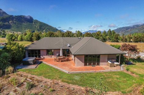 Photo of property in 22 Grey Street, Murchison, 7007