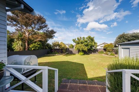 Photo of property in 8 Burns Avenue, Takaro, Palmerston North, 4412