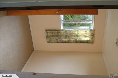 Photo of property in 8a Longcroft Terrace, Newlands, Wellington, 6037