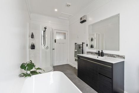 Photo of property in 72 Hargest Crescent, Saint Clair, Dunedin, 9012