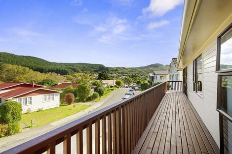 Photo of property in 6 Zande Terrace, Tawa, Wellington, 5028