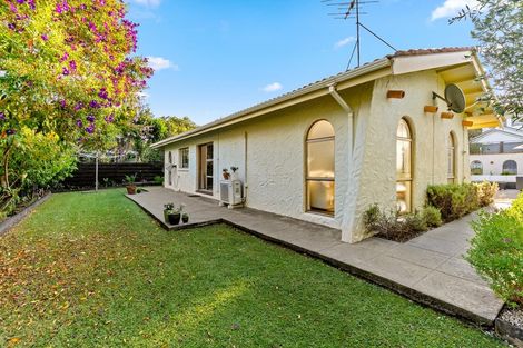 Photo of property in 84 Chelsea View Drive, Chatswood, Auckland, 0626