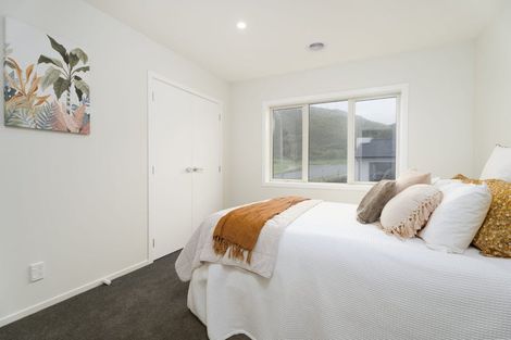 Photo of property in 1 Pine Hill Rise, Glenside, Wellington, 6037