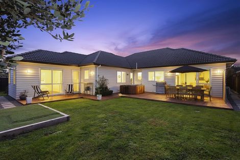 Photo of property in 12 Kahika Grove, Huapai, Kumeu, 0810