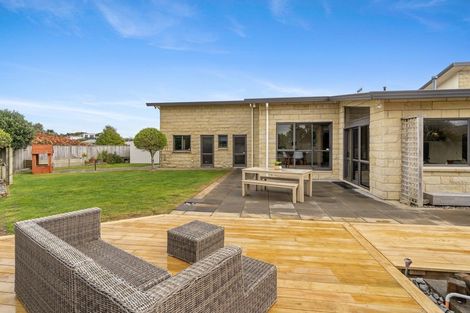 Photo of property in 11 Te Ropata Place, Waikanae Beach, Waikanae, 5036