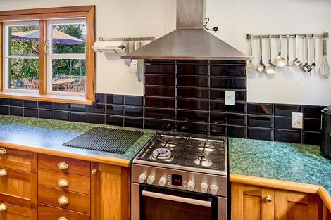 Photo of property in 1 Victory Crescent, Tawa, Wellington, 5028