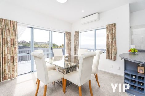 Photo of property in 3 Forbes Lane, Newlands, Wellington, 6037