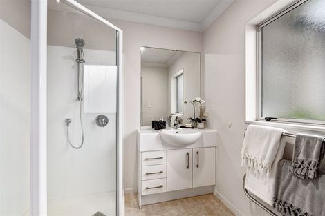 Photo of property in 22 Rising Parade, Fairview Heights, Auckland, 0632