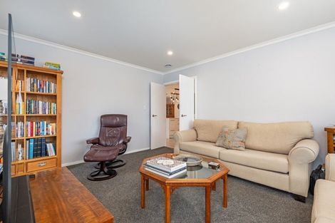 Photo of property in 96 Johnstone Drive, Fitzherbert, Palmerston North, 4410