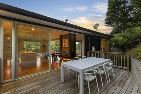 Photo of property in 6 Herrings Cove Place, Titirangi, Auckland, 0604