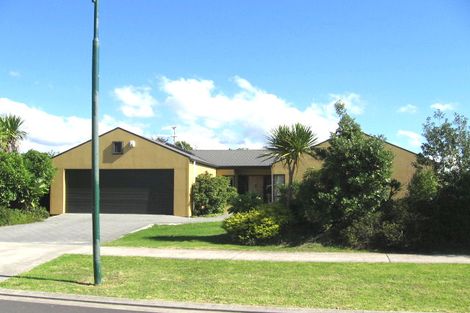 Photo of property in Waimanu Bay Village, 17/1 Piriti Drive, Te Atatu Peninsula, Auckland, 0610