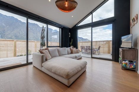 Photo of property in 16 Runholder Rise, Jacks Point, 9371