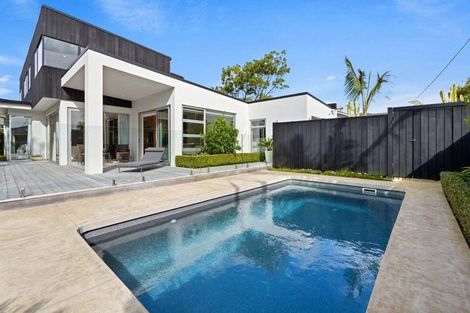 Photo of property in 52 Walton Street, Red Beach, 0932