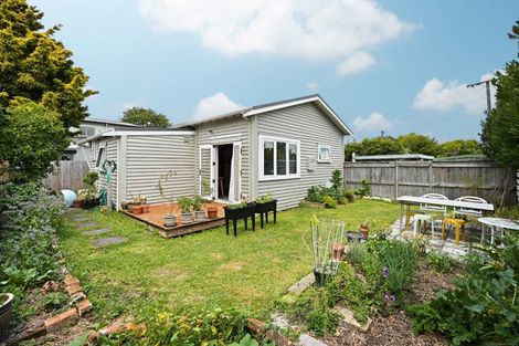 Photo of property in 35 Oxford Street, Fairfield, Hamilton, 3214