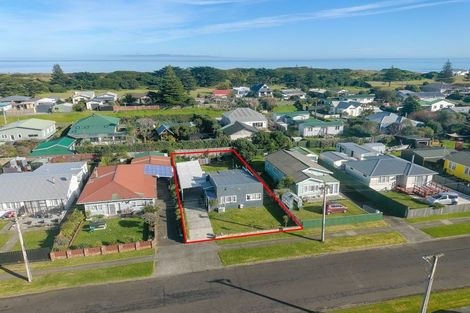 Photo of property in 17 Aotea Street, Castlecliff, Whanganui, 4501