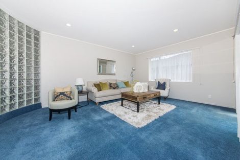 Photo of property in 1 Campian Place, Golflands, Auckland, 2013