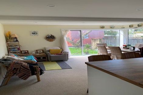 Photo of property in 4 Easton Park Parade, Glenfield, Auckland, 0629