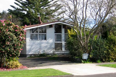 Photo of property in 70 Wikiriwhi Crescent, Awapuni, Palmerston North, 4412