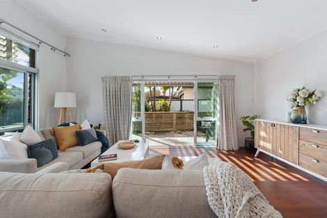 Photo of property in 2/2 Salem Place, Torbay, Auckland, 0630