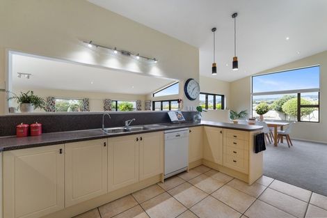 Photo of property in 11 Te Ropata Place, Waikanae Beach, Waikanae, 5036