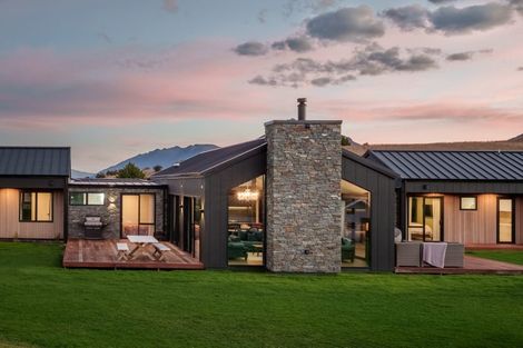 Photo of property in 16 Runholder Rise, Jacks Point, 9371