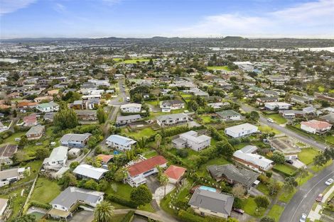 Photo of property in 25 Chatsworth Crescent, Pakuranga Heights, Auckland, 2010