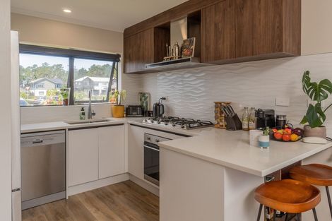 Photo of property in 8c Lumbarda Drive, Kumeu, 0810