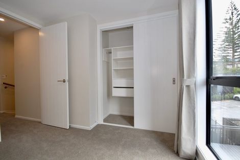 Photo of property in 41e Camelot Place, Glenfield, Auckland, 0629