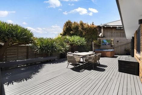 Photo of property in 14 Coralsea Way, Arkles Bay, Whangaparaoa, 0932