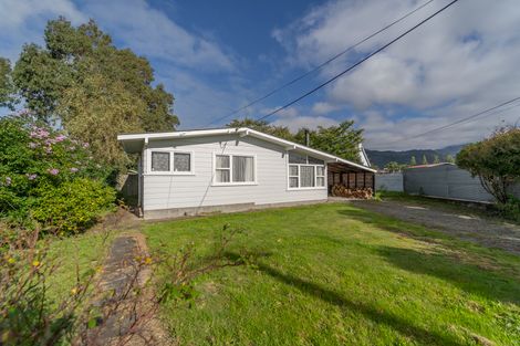 Photo of property in 15 Hardie Grove, Featherston, 5710