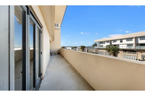 Photo of property in 10/11 Jack Conway Avenue, Manukau, Auckland, 2104