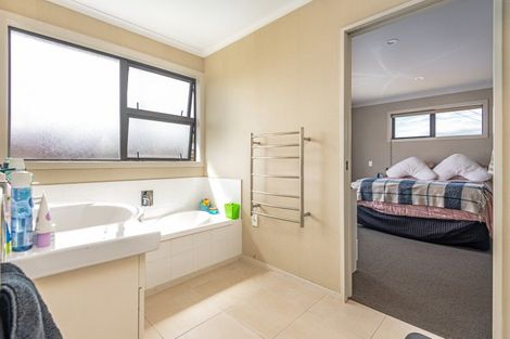 Photo of property in 2 Angelina Way, Kelvin Grove, Palmerston North, 4414