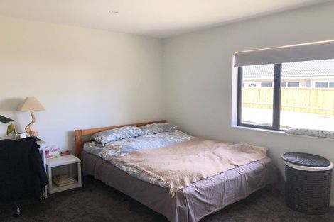 Photo of property in 8a Blythe Place, Glendene, Auckland, 0602