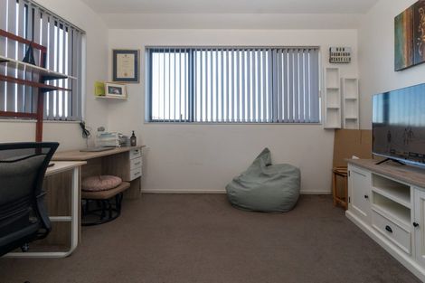 Photo of property in 8 San Casello Rise, Henderson, Auckland, 0612