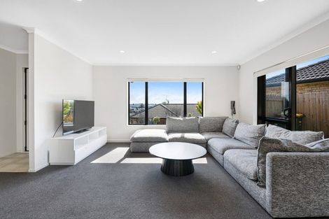 Photo of property in 15 Black Teal Close, Unsworth Heights, Auckland, 0632