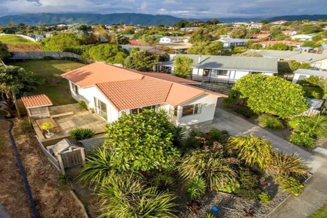 Photo of property in 5 Barrett Drive, Waikanae Beach, Waikanae, 5036