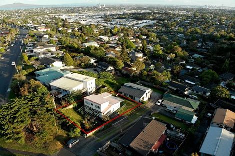 Photo of property in 1/13 Target Road, Totara Vale, Auckland, 0629