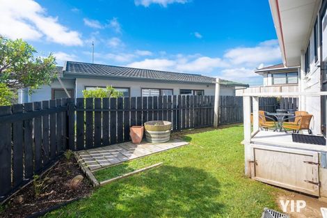 Photo of property in 37 Sunhaven Drive, Newlands, Wellington, 6037