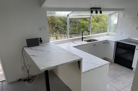 Photo of property in 2/318 Sunset Road, Unsworth Heights, Auckland, 0632