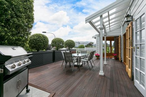 Photo of property in 18 Sealy Road, Bluff Hill, Napier, 4110