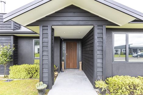 Photo of property in 5 D'urville Place, Kelvin Grove, Palmerston North, 4414