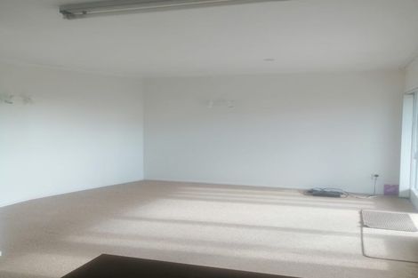 Photo of property in 1/613 Glenfield Road, Totara Vale, Auckland, 0629