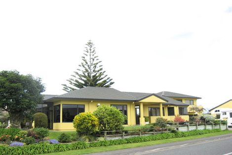 Photo of property in 1 Highfield Place, Highlands Park, New Plymouth, 4312