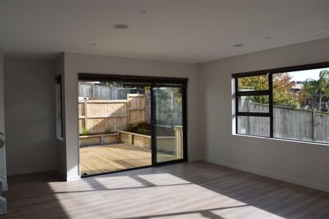 Photo of property in 18a Lyons Avenue, Murrays Bay, Auckland, 0630