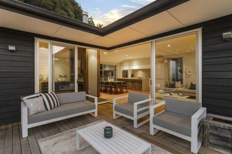 Photo of property in 6 Herrings Cove Place, Titirangi, Auckland, 0604