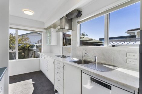 Photo of property in 1/40 Lake Road, Narrow Neck, Auckland, 0624